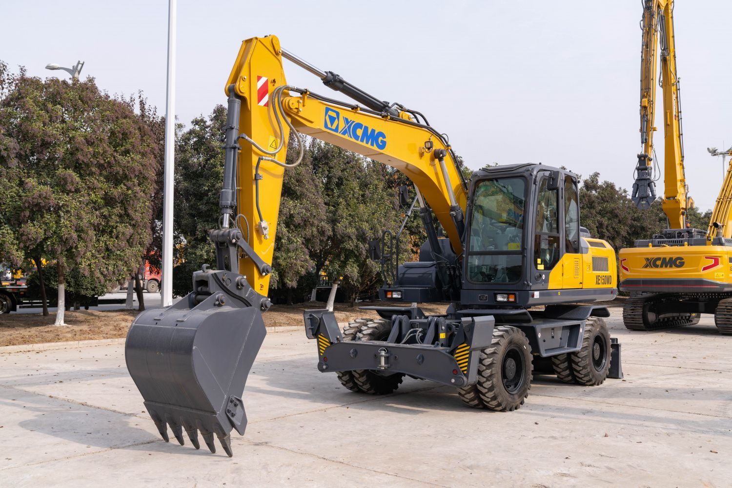 Колесный экскаватор XCMG XE150WD